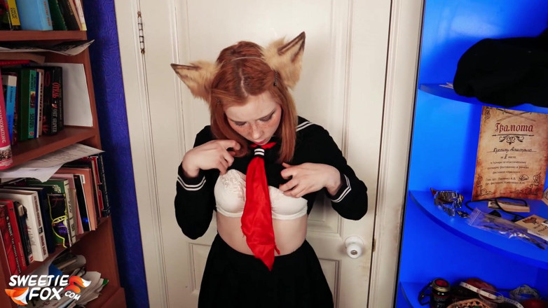 Sweetie Fox: Dulce bebé con consolador apasionadamente jugar con el coño