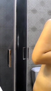 İri güzel kadın duşta mastürbasyon yapıyor ve büyük göğüslere boşalıyor