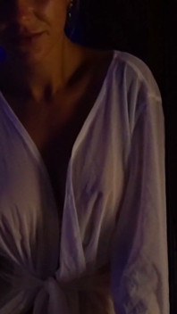 Masseuse sensuelle et huilée, massage du dos seins nus et expulsion esthétique de la vaginale Pearl