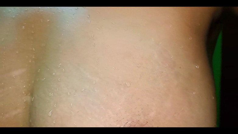 Ammukutty88: Ammu è in piedi dopo un bagno, con l'acqua che gocciola...