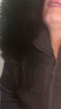 Mama vitregă a fost futută în față. Ejaculare pe jachetă fluffy.