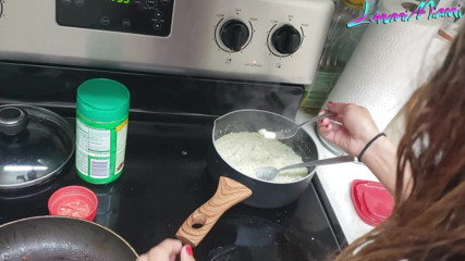 Lanmi Miami: Marido folla esposa mientras cocina desnudo