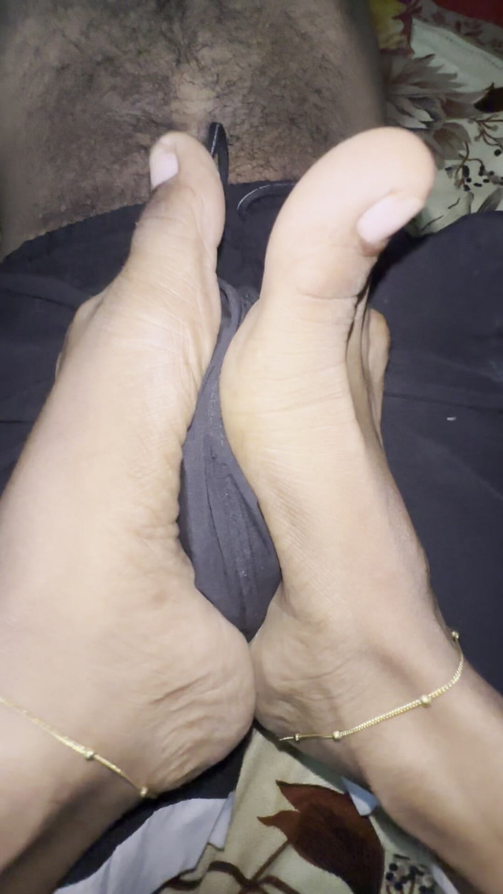 Aliasha12: Une demi-sœur fait un footjob à son demi-frère