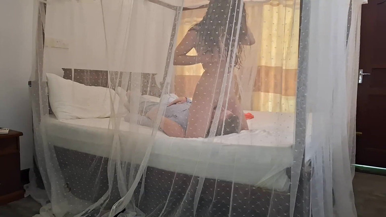 Karina_Doll: Pekerja hotel dudukin muka terbaik, memek turis ini dijilat