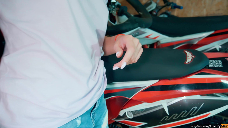 ReplayXXXLady: Špinavý sex s mechanikem po opravě motocyklu