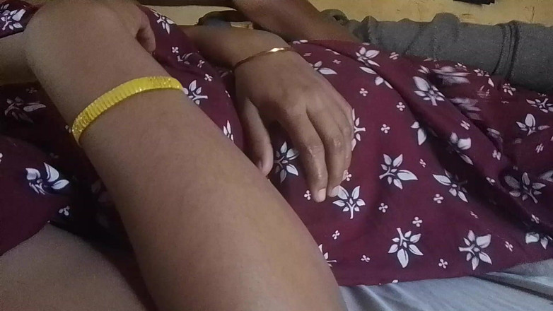 LEGSCOUPLE12: Cewek india asal mallu lagi asik dan memijat toketnya