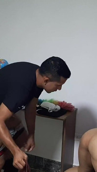 Pembantu rumah mahu saya mengongkeknya
