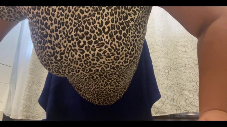 Lux Eva: हॉट सौतेली मम्मी कसरत के दौरान उत्तेजित हो गई