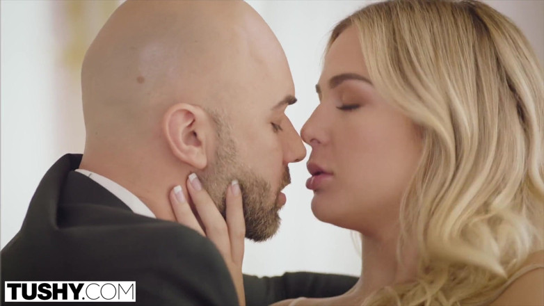 Tushy: TUSHY - Blair Williams berkongkek dubur panas dengan lelaki berkahwin