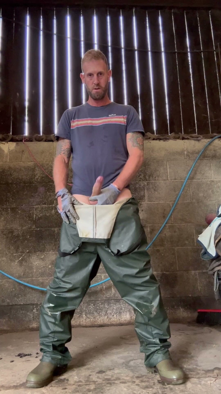 Farmer Sam: Contadino si masturba con un attrezzatura da lavoro sporca