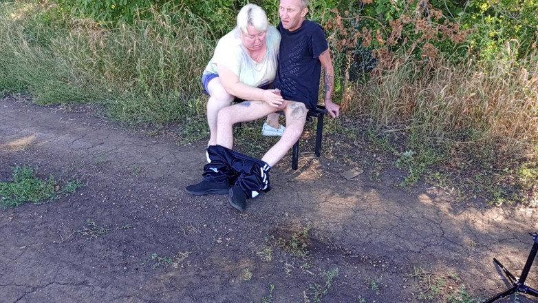 Zona901: Stiefmutter lutscht meinen schwanz in einem park auf einer bank,...