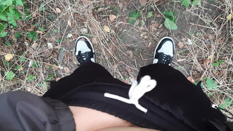 Lesbian-candys: Riskante lesbische masturbation im wald