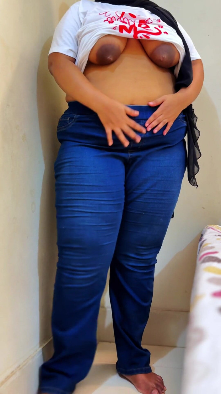 Aria Mia: PAWG Shy Teen Employee Masturbat in Office When Boss Is...