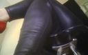 Pov legs: Spelen in zwarte thight broek slomo dikke kalveren schudden en...