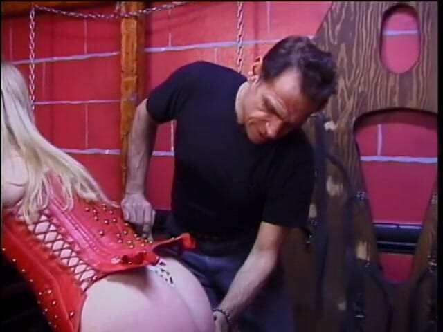 Sex Karma: Si blonde gemuk dalam korset merah menghisap buah dada si...