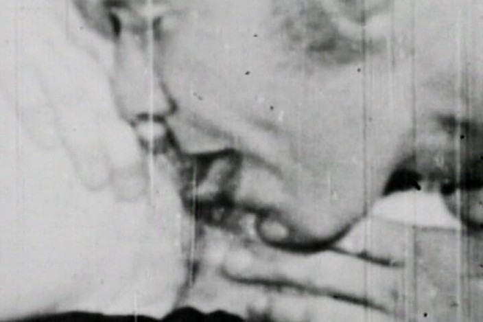 Vintage Babes: Esbelta gata recebe um facial depois de foda vintage quente