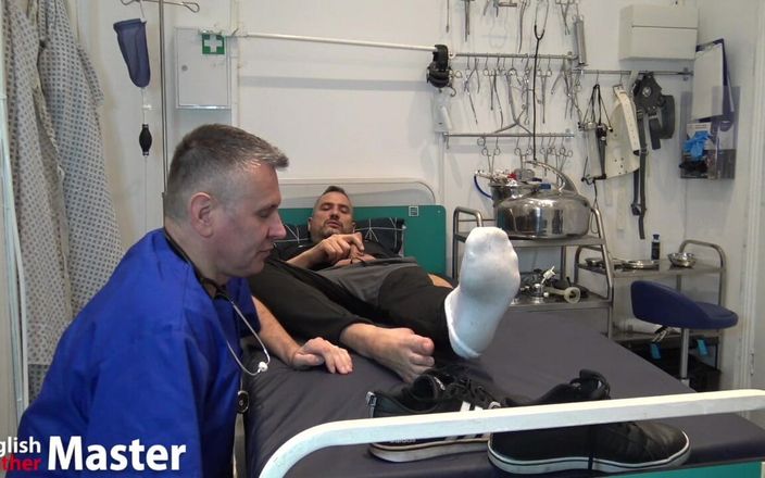 EnglishLeathermaster: Dokter aanbidt voeten van patiënten en eet sperma van voeten