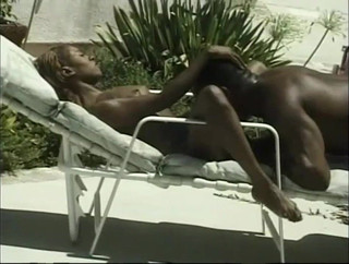 Africans Orgasm: Sexy černý pár miluje na zahradě ... Lízání kundičky a šukání kundičky