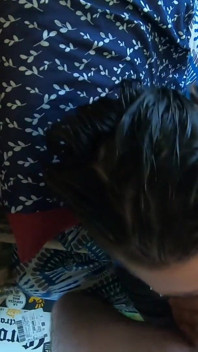 Odhoď telefon a vykuj mi péro, zlato. Chci se ti vystříkat do pusy.