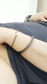 Збуджена мамка з великими цицьками сквіртує, як божевільні її ноги трясуться тілом, тремтячи до величезного сквірту