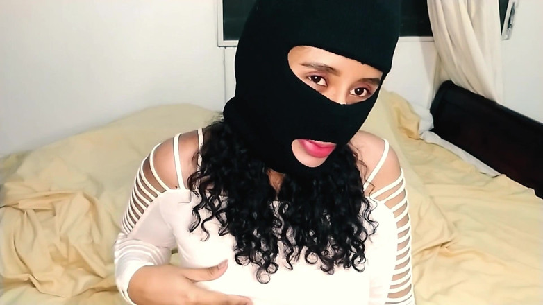 Littleasscleo: Ibu tiri menggesel di rumah anda untuk menghisap zakar gemuk...