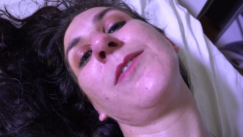 Porno Cloud: Le cul de Noras attend la première bite.