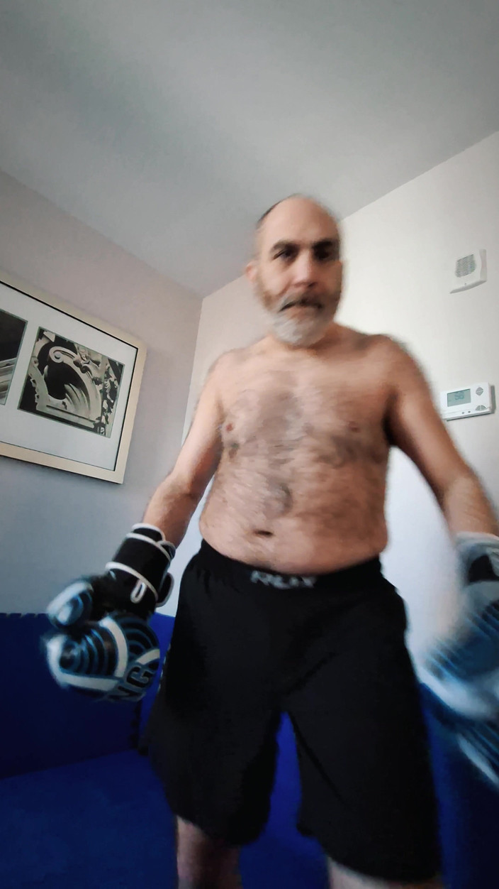 Combat and fetish: La démonstration finale sur les tapis de l’hôtel