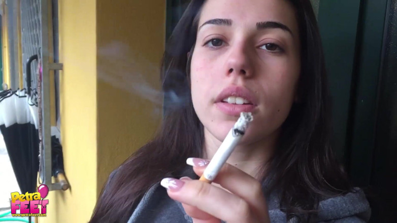 Smokin Fetish: สูบบุหรี่กลางแจ้งจากสาวผมน้ำตาลสุดสวย