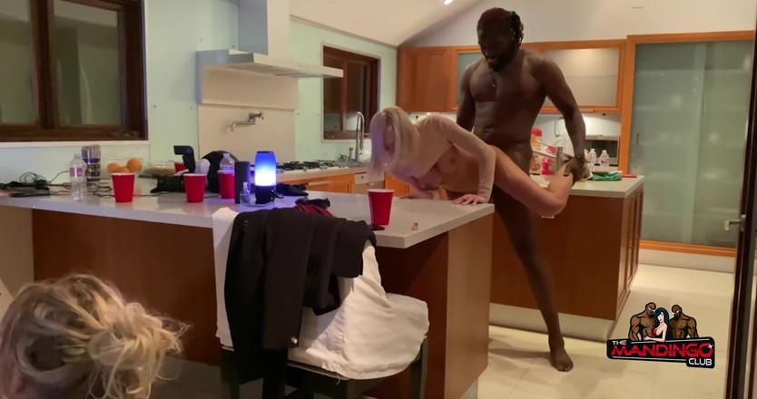 The Mandingo Club: Bionde Arrapate Visitano Grossi Cazzi Neri Nella Festa Di Scambisti...