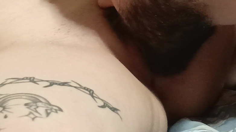 Deylamoons: Un barbu lèche doucement la chatte jusqu’à l’orgasme