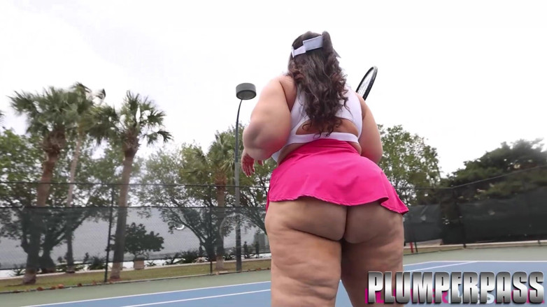 Plumper pass: Plush Plumper Luna Lark bierze piłki BBC po tenisie
