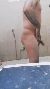 Genç oğlan seksi duş alıyor