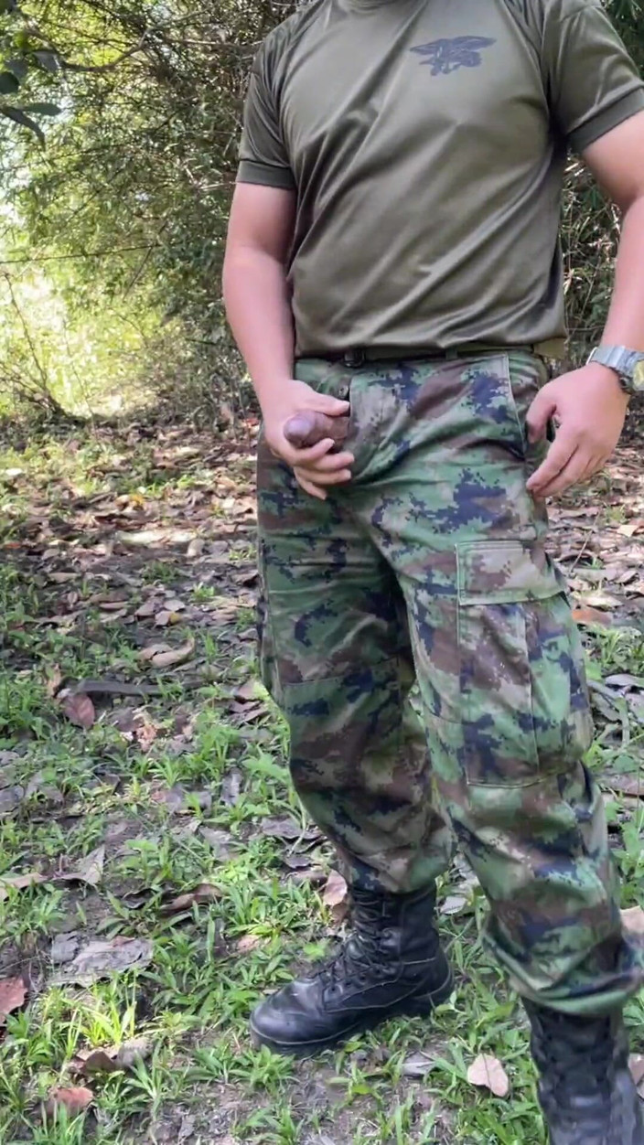Hiroshi_cr: Solider дрочит и кончает на работе