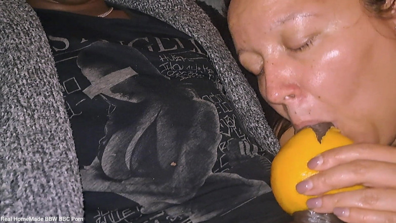 Real homemade BBW BBC porn: Dává bbc úžasné grapefruitové kouření hladící jeho ptáka sténání a sténá