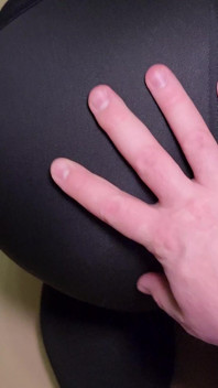 Kızıl saçlı orta yaşlı seksi kadının ağzını spor taytından sert sikiyor ve sıkı deliğine soktu
