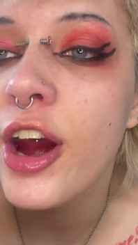 Stiefzus neukt haar lippenstift af pijpbeurt spuugfetisj lange tong