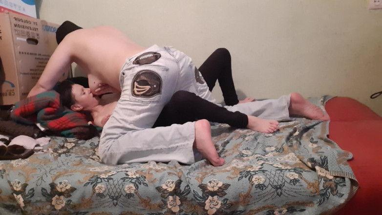 Lesbian-candys: Mientras mi madrastra me frota, lamo sus grandes pezones