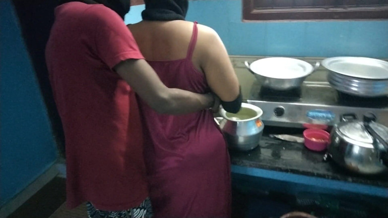 Tamil lesbian: Hete seks in de keuken