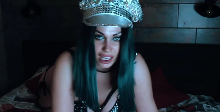 Goddess Misha Goldy: Eu não me importo com você e ninguém se importa....