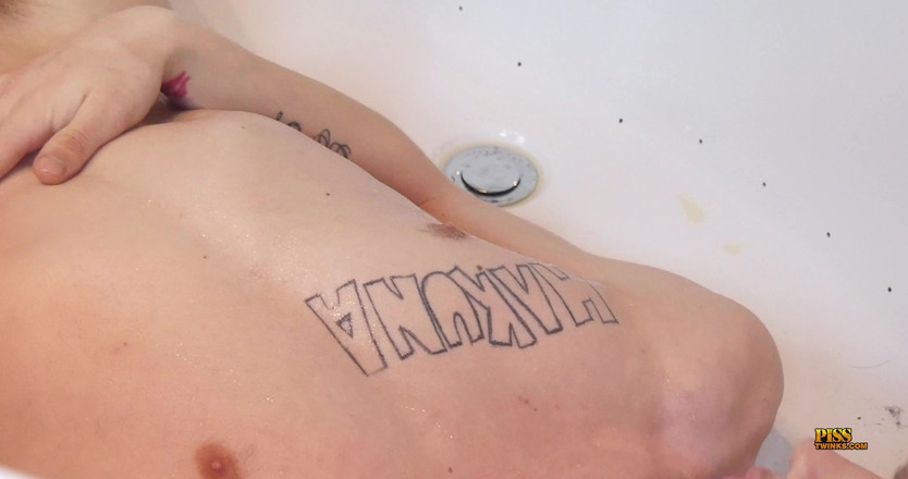 Piss Twinks: 与撒尿的男孩猎人变得湿透并高潮