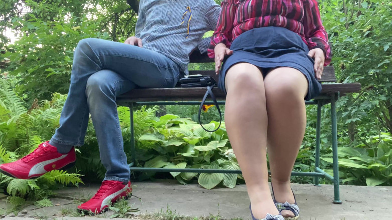 OurFetishLife: Sexy MILFka s nádherným zadkem vloží podložku venku, zatímco se...