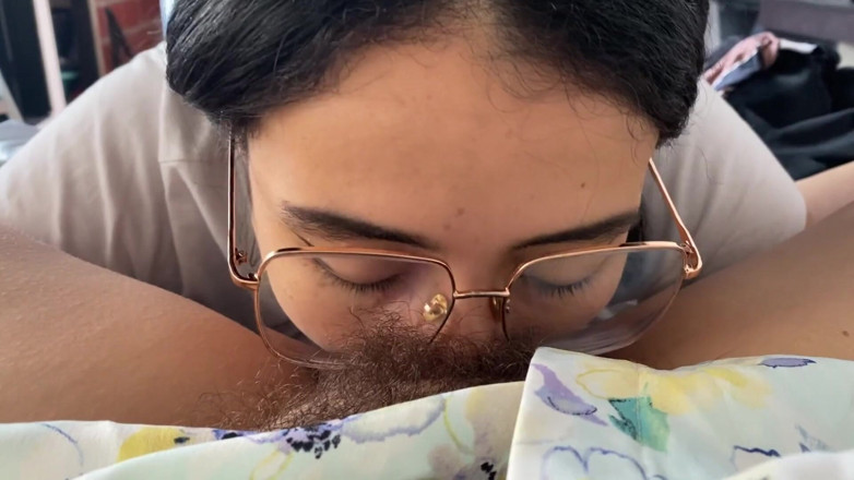 zoemelissa: Lesbian lagi asik nyepong kontol dengan memek berbulu