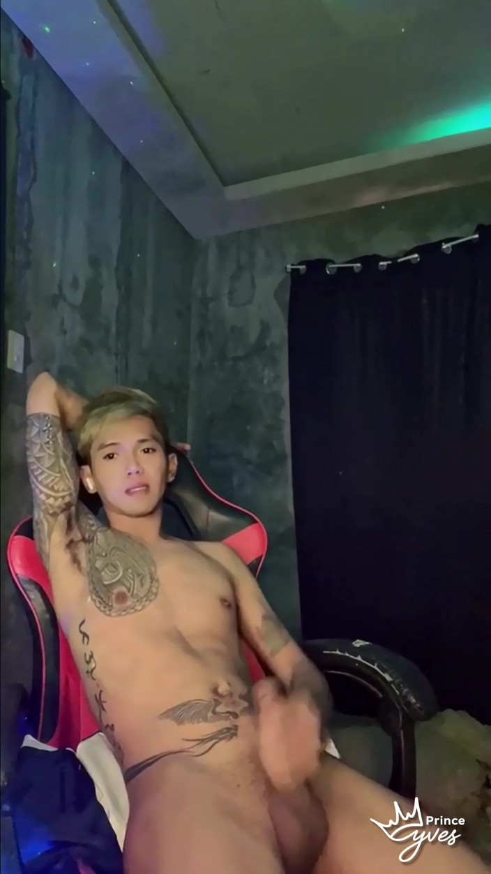 Prince-Yves: Pertunjukan webcam live cewek kembar bertato yang lagi sange berat
