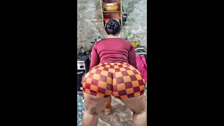 Xprohibidox1: Culo grosso in pantaloncini di plaid