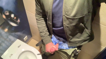 TJenner: Coli kontolku di toilet umum bandara