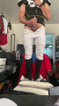 L’athlète de football Dilf Jockdad87 est super excité dans ses pads, son pantalon et ses chaussettes devant la caméra