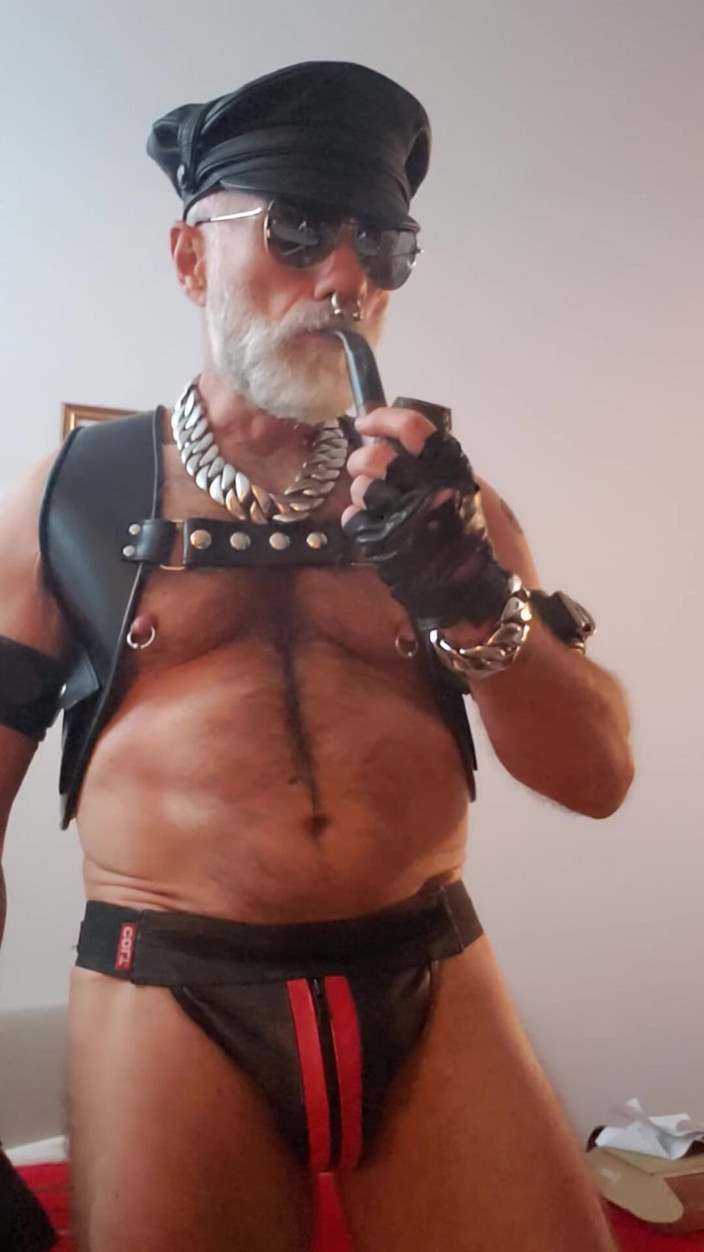 Muscles Cigar FFPig: Tatăl vitreg trabuc Enjoyin Pipe cu o nouă pereche de...