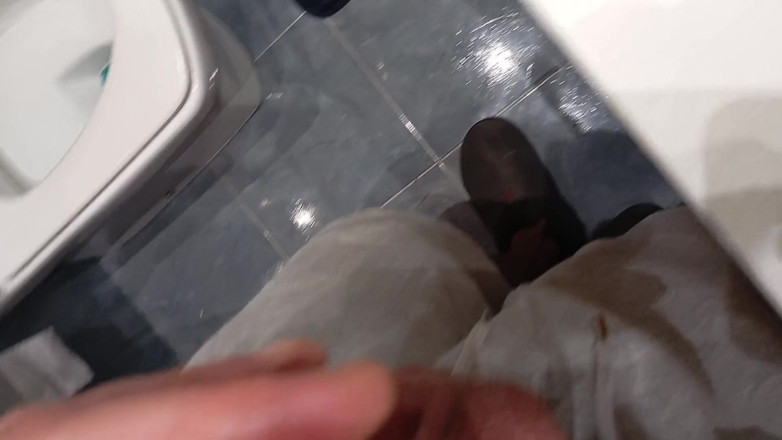Elvissc: Prase vám ukáže, jak daleko sperma v předchozím videu postříkal...