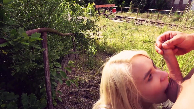 Hitzefrei: Blonďatá dívka šuká venku (Arteya)