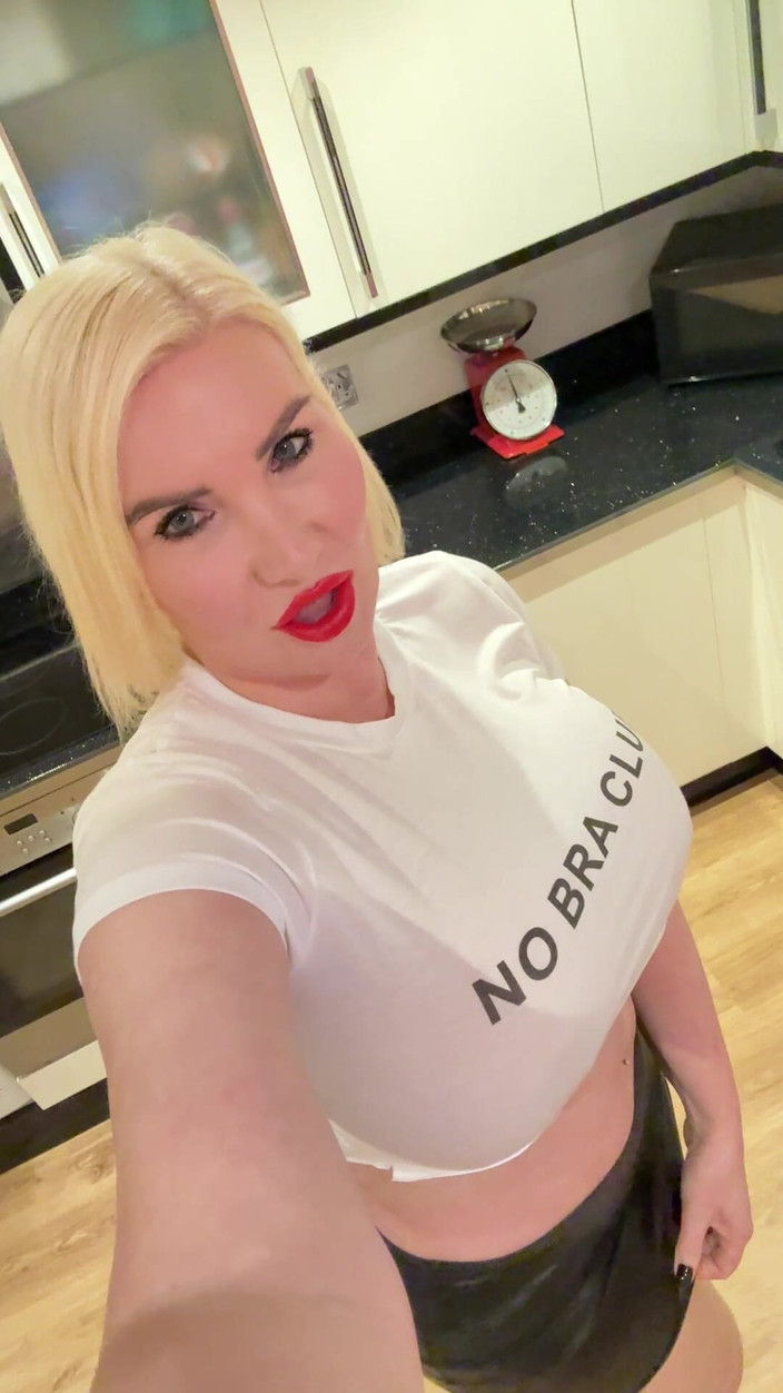 Sophie James: Клуб без трусиків без бюстгальтера